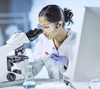 32-controle-qualite-produits-femme-regarde-dans-microscope